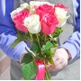 Букет из 11 белых и розовых роз